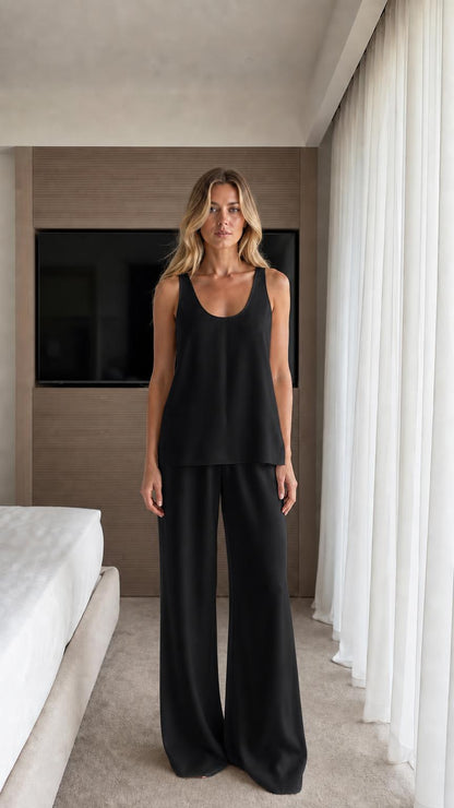 Front view of model wearing black lounge set