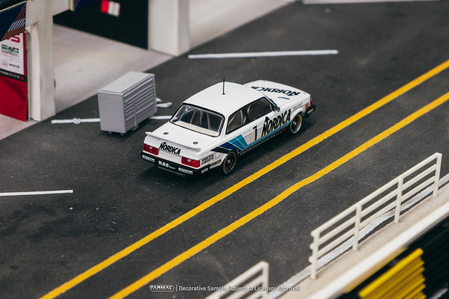 Tarmac Works 1:64 Volvo 240 Turbo, ETCC Zolder 1986 Winner, Johnny Cecotto / Thomas Lindstr枚m